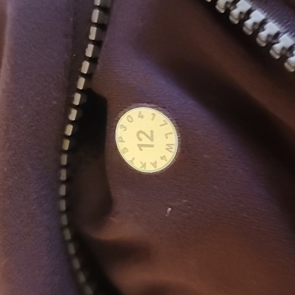 Lululemon wine colored cropped define like new 12 - Picture 6 of 8